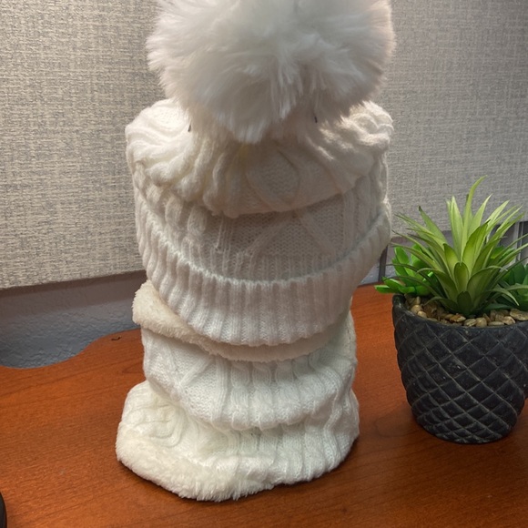 New White womans Beenie with matching scarf - Picture 4 of 8